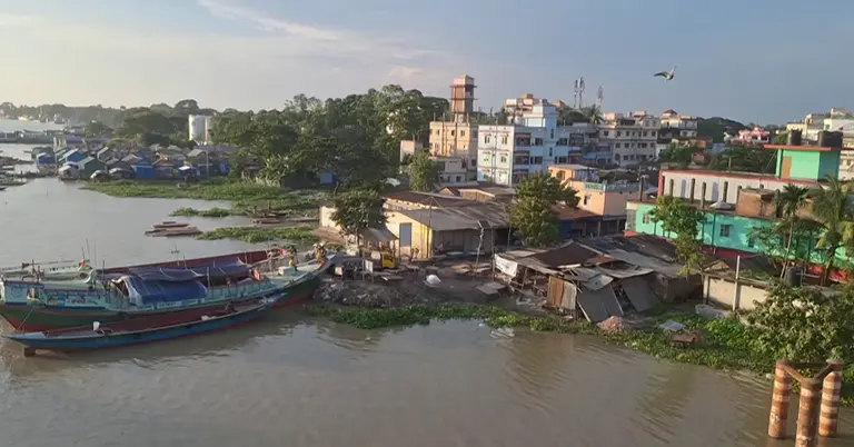 ডাকাতিয়া নদীর তীরে অবৈধ স্থাপনা
